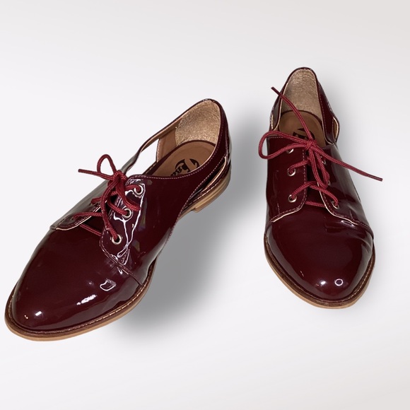 Bata Patent Leather Women’s Shoe Lace Up Loafers Gold Eye Wine Sz 36 Side Cutout - Picture 8 of 9